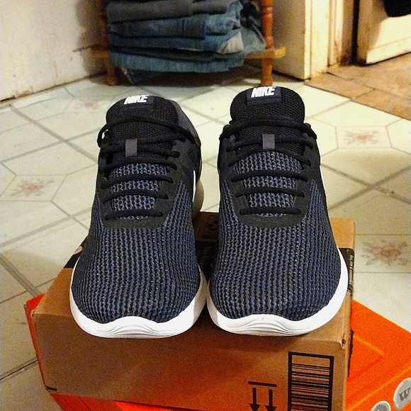 Nike Revolution 4 Running Shoes Size:13-M-mens Black-Grey-White - Picture 2 of 8